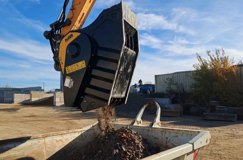 Lagerplatz zu voll? Der MB Crusher Brecherlöffel schafft Abhilfe<br>BILDQUELLE: MB Crusher