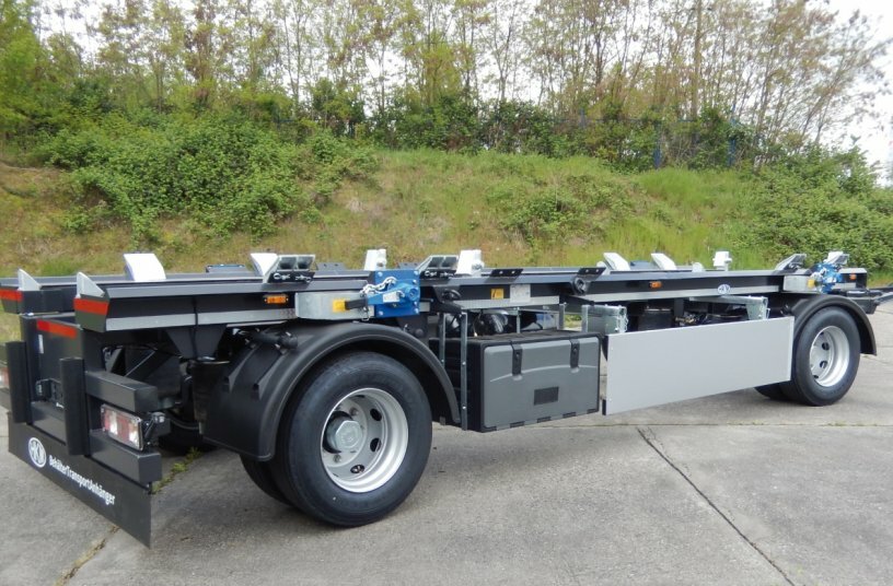 A18 Drehschemelanhänger für Absetzbehälter<br>BILDQUELLE: HKM Anhängerbau Altenburg GmbH