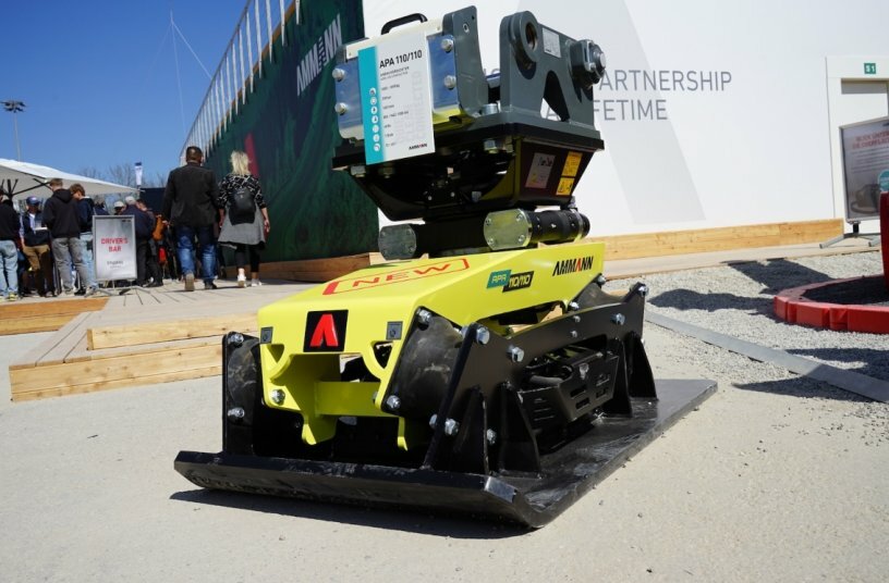 Das neue und den Anforderungen angepasste Design macht den Anbauverdichter kompakter und schlanker. Damit lassen sich auch Flächen unter Rohrleitungen oder Vorsprüngen verdichten.<br>BILDQUELLE: wyynot GmbH; Ammann Verdichtung