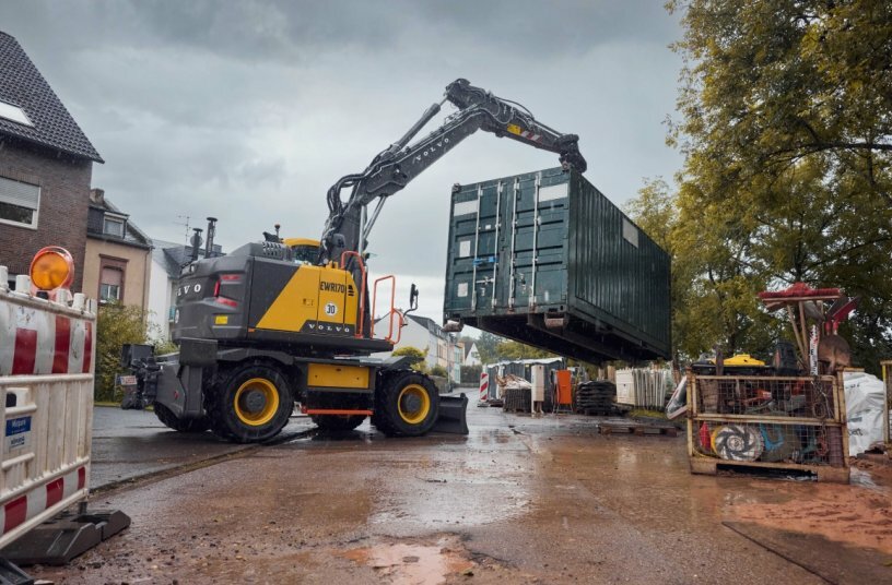 Volvo CE Brings Next-Gen Wheeled Excavators to North America with Industry-First Retractable Access Ladder<br>IMAGE SOURCE: Volvo Construction Equipment