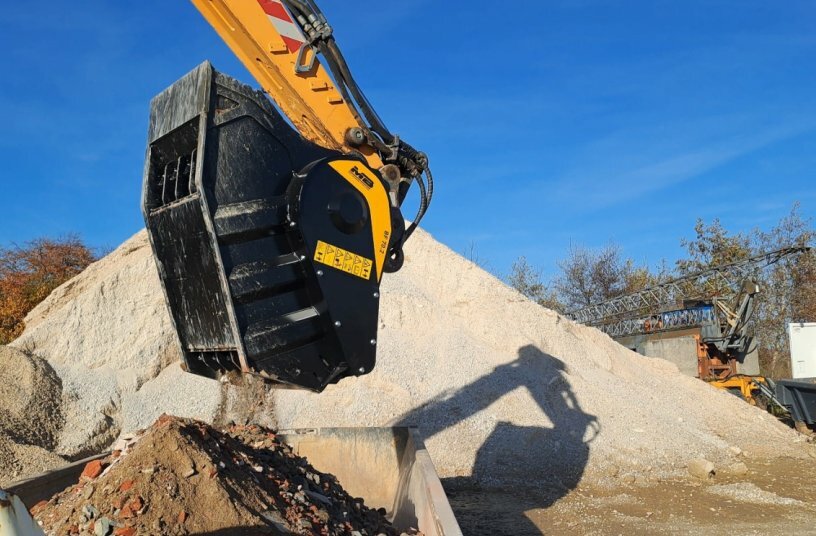 Lagerplatz zu voll? Der MB Crusher Brecherlöffel schafft Abhilfe<br>BILDQUELLE: MB Crusher