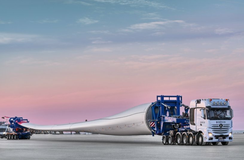 High lifting height, gyrostatic platform, flexible lateral displacement:: the SCHEUERLE RBTS masters every challenge presented during the transportation of modern rotor blades.<br>IMAGE SOURCE: TII Group