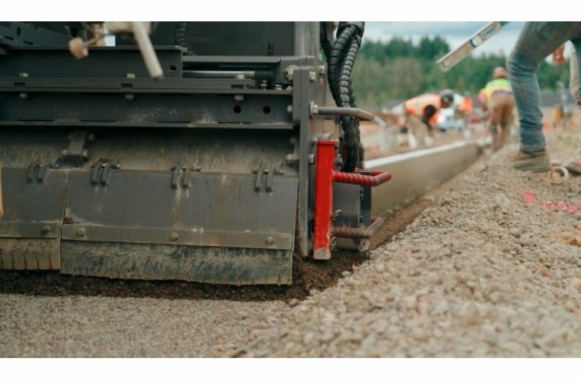 Der direkt vor der Gleitschalung positionierte Trimmer ebnet den zuvor verfestigten Untergrund, um gleichmäßige Einbauergebnisse zu gewährleisten.<br>BILDQUELLE: WIRTGEN GROUP