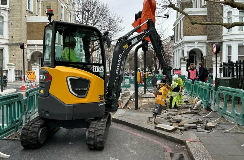 The trial in Redcliffe Gardens, London, used an ECR25 Electric excavator to help remove nearly 8kg of NOx and NHMC emissions.<br>IMAGE SOURCE: Volvo Construction Equipment
