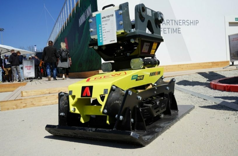 The new, customized design makes the compactor more compact and streamlined. This allows for compaction even under pipes or overhangs.<br>IMAGE SOURCE: wyynot GmbH; Ammann Verdichtung