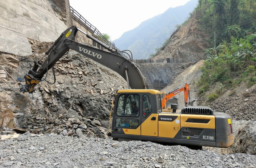 MB-R800 - Volvo EC210 - Nepal - Tunnel work - Hill Rock<br>IMAGE SOURCE: MB Crusher