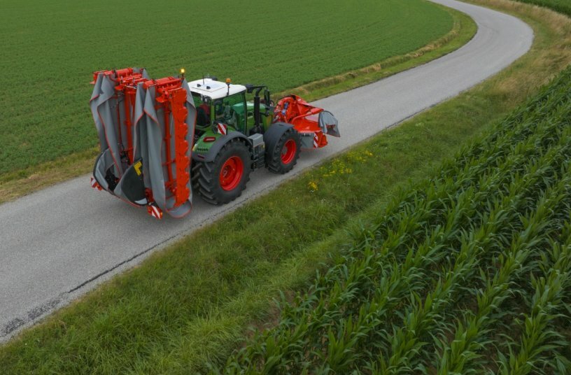 Angebauter 4-teiliger Scheibenmäher GMD 15030<br>BILDQUELLE: KUHN SAS