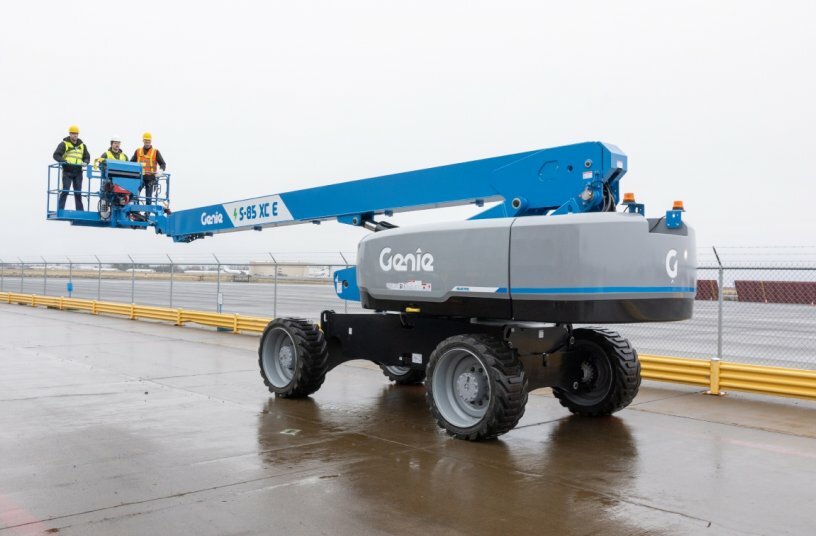 S-85 XC E - 3 men driving in a basket<br>IMAGE SOURCE: Genie