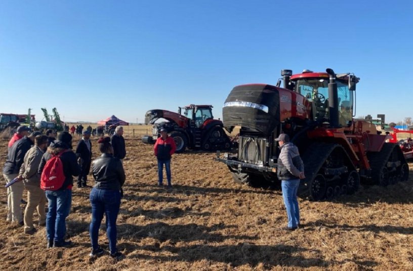 Training on the field - Quadtrac 500 and Magnum Rowtrac<br>IMAGE SOURCE: Case IH; CNH Industries