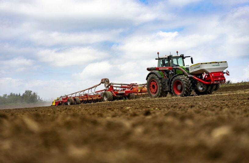 AMICO F front hopper and TERRADISC 10001 T with distribution system<br>IMAGE SOURCE: PÖTTINGER Landtechnik GmbH