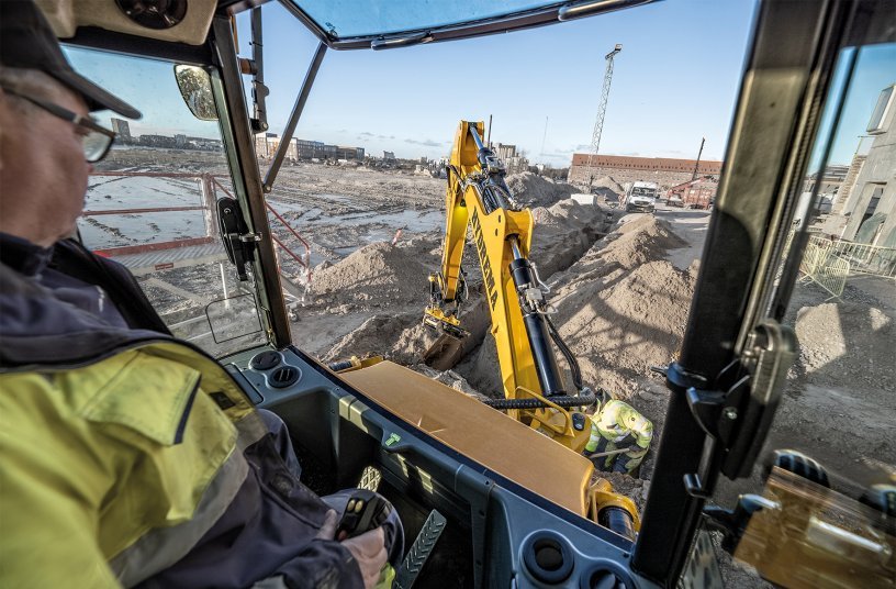 With a new interior design, multi-adjustable armrests and more adjustment options of the joystick functions, the new series of backhoe loaders offers several user-friendly updates. <br> Image source: Hydrema Group