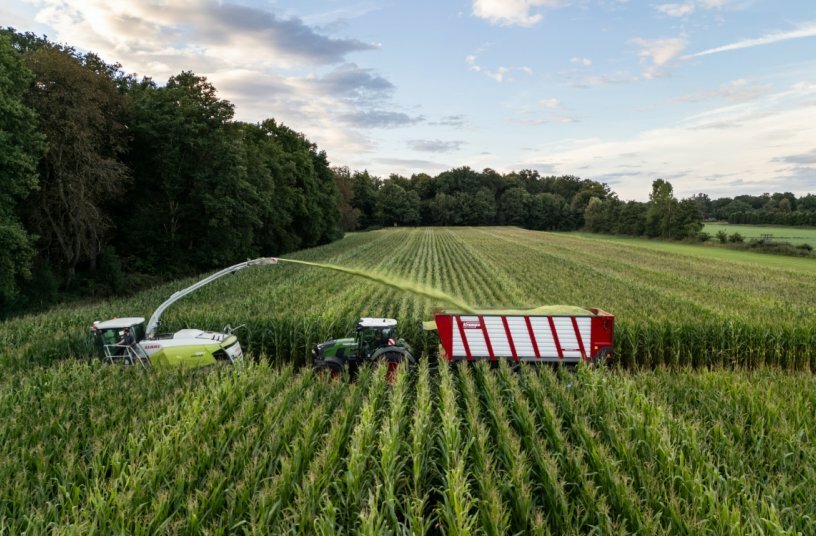 Der neue Radium 830S überzeugt mit Dosierwalzen, einem stabilen BPW-Boogie-Fahrwerk und der schnellsten Entladung am Markt.<br>BILDQUELLE: Krampe Fahrzeugbau GmbH