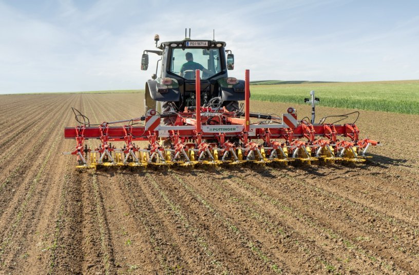 FLEXCARE is equipped for different crops and row widths<br>IMAGE SOURCE: PÖTTINGER Landtechnik GmbH