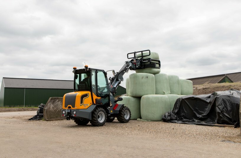 G2700E TELE with round bale clamp<br>IMAGE SOURCE: TOBROCO-GIANT