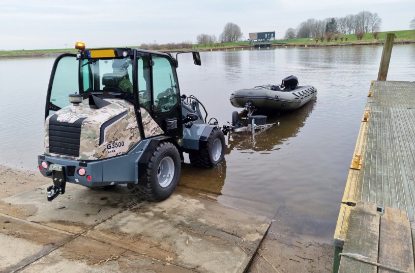 TOBROCO-GIANT has developed a special, tailor-made, towbar adapter for launching and removing various vessels from the water.<br>IMAGE SOURCE: TOBROCO-GIANT