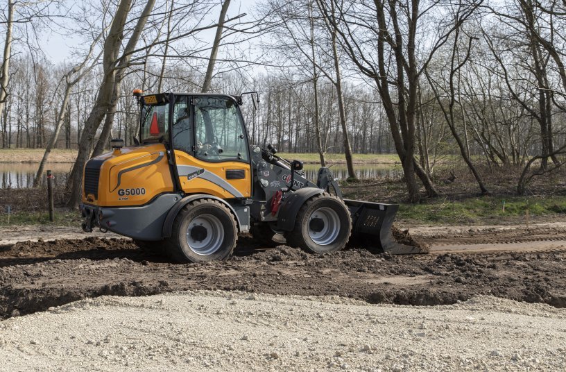 G5000 X-TRA with grading bucket<br>IMAGE SOURCE: TOBROCO-GIANT