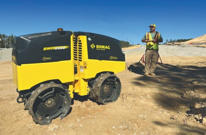 Quickly paired, securely connected: Bomag's new trench roller works via stable radio operation with an ergonomic remote control.<br>IMAGE SOURCE: Bomag