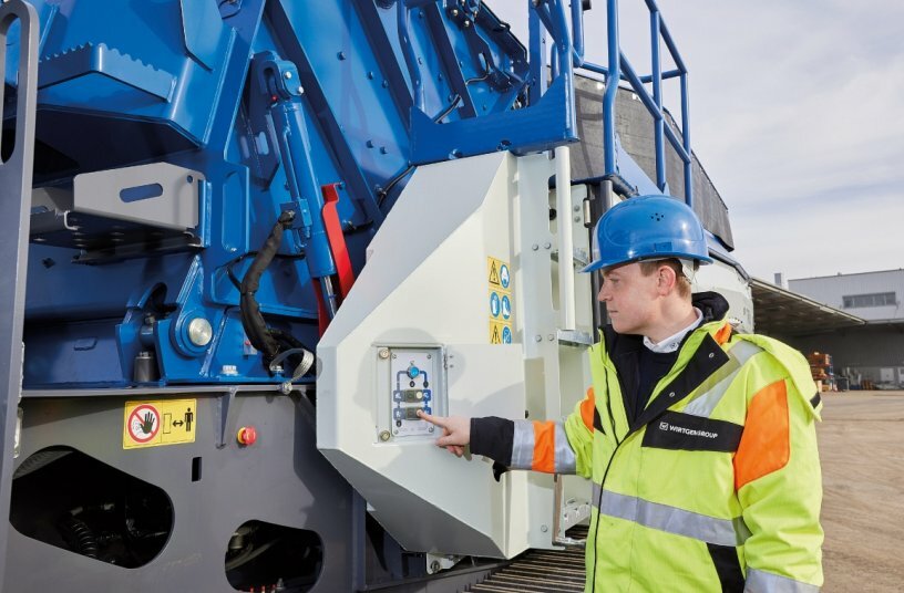 The Lock & Turn Quick Access system installed as standard in the MOBIREX MR 100 NEO makes it possible to open and close the crusher unit housing at the push of a button.<br>IMAGE SOURCE: WIRTGEN GROUP