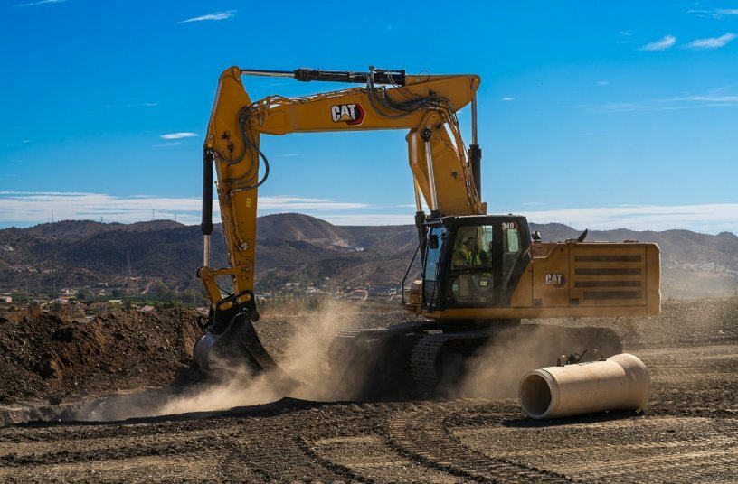 Cat® 340 Excavator with Variable Angle Boom (VAB) option.<br>IMAGE SOURCE: Caterpillar