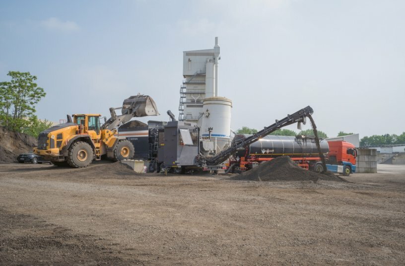 The mobile cold mixing plant KMA 240i was set up close to the construction site and produced the mix for the new BSM base layer from the milled asphalt with the addition of binding agents.<br>IMAGE SOURCE: WIRTGEN GROUP