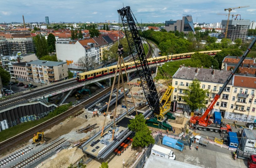 The second railway bridge is installed on the neighbouring track while the suburban railway is in operation.<br>IMAGE SOURCE: Liebherr-Werk Ehingen GmbH