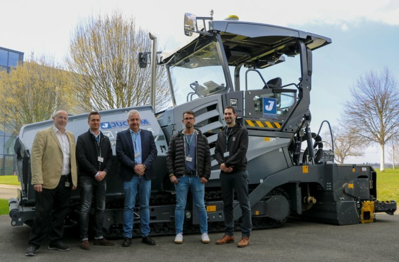 Upgrade für den Maschinenpark: Die Joseph Vögele AG übergibt insgesamt zehn Straßenfertiger an die Juchem-Gruppe.<br>BILDQUELLE: WIRTGEN GROUP