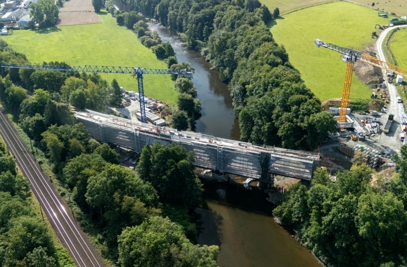 Perfekt geplant für effiziente Hebearbeiten. BKL montierte die beiden Schwerlastkrane an je einem Flussufer mit Ausladungen von 70 und 80 Metern. Damit deckten die Krane die gesamte Brückenlänge von fast 170 Metern ab, ohne dass zeitaufwendige Kranumsetzungen notwendig waren.<br>BILDQUELLE: Albert Weil AG