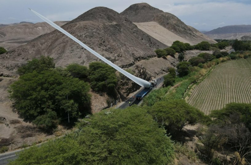 The wings had to be raised for about half the distance in order to master the passages safely.<br>IMAGE SOURCE: Goldhofer AG