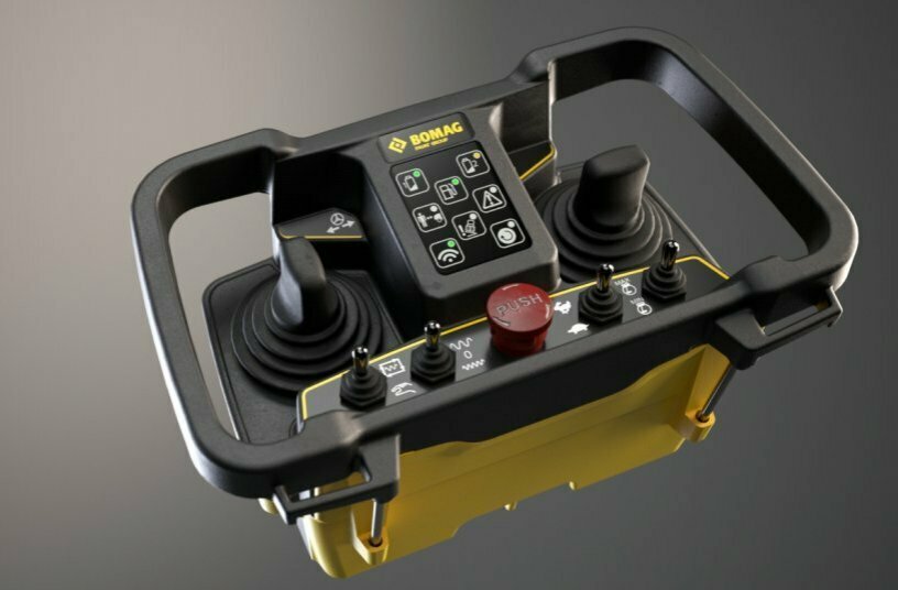 Multiple Bomag BMP 8500 trench rollers can be deployed simultaneously without the need to coordinate or adjust the individual radio frequencies. The control unit has a modern LED display and offers prolonged runtime with two batteries.<br>IMAGE SOURCE: Bomag