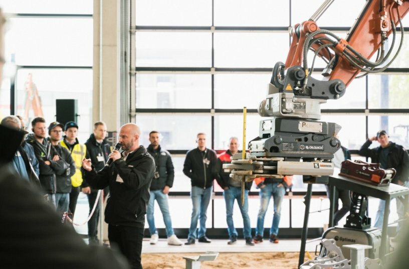 Anton Eiswirt, Teamleiter Produktmanagement Anbaugeräte und Training bei Kiesel zeigt in der Praxis, wie schnell sich mit KTEG P-Line Kosten sparen und die Effizienz auf der Baustelle steigern lassen.<br>BILDQUELLE: wyynot GmbH; Kiesel GmbH