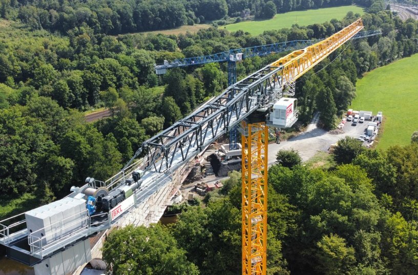 Neue Krane für den wohl größten Großkran-Kranpark Deutschlands. BKL investierte im Bereich Baukrane seit 2025 in 1000 EC-H von Liebherr sowie in mehrere der zur Bauma vorgestellten 800- und 1.100-Metertonner aus dem BKL System Sáez – darunter der hier eingesetzte TLS 800, der an dem markanten extrastarken Ausleger zu erkennen ist.<br>BILDQUELLE: Albert Weil AG