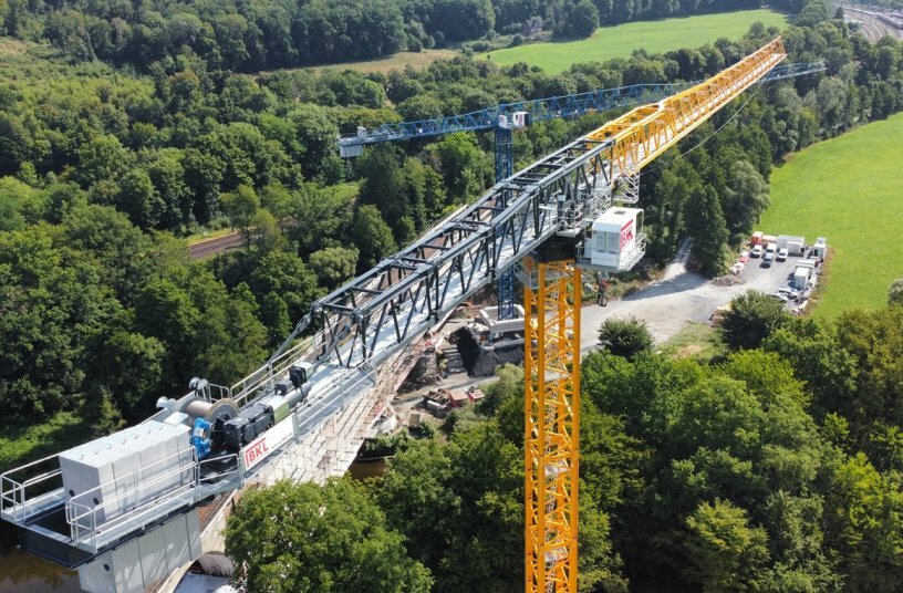 New cranes for probably the largest fleet of heavy-duty cranes in Germany. Since 2025, BKL has invested in Liebherr’s 1000 EC-H construction cranes, as well as in several of the 800- and 1,100-tonne-metre cranes from the BKL System Sáez unveiled at Bauma – including the TLS 800 deployed here, which is recognisable by its striking, extra-strong boom.<br>IMAGE SOURCE: Albert Weil AG