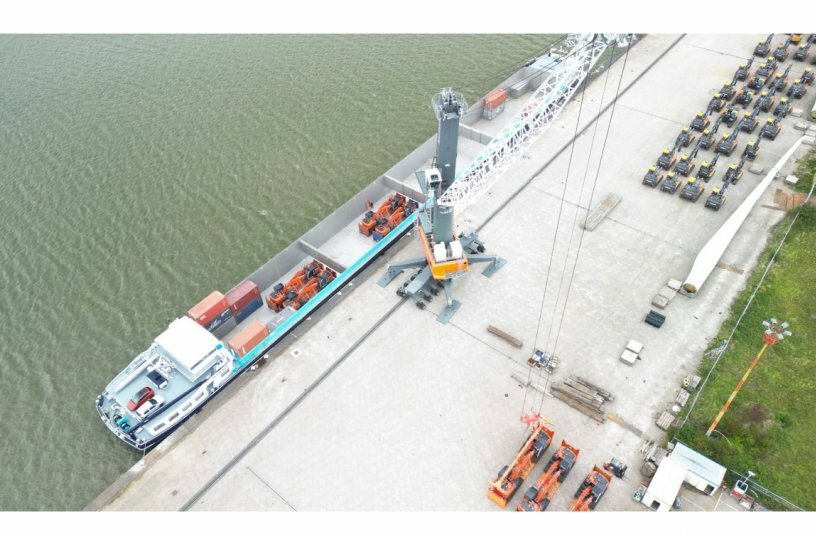 Van der Vlist: Your Partner for Flatrack and Container Services<br>IMAGE SOURCE: Van der Vlist