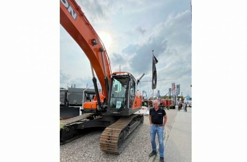 Crowd puller: Andreas M. Lohner, Managing Director of DEVELON Germany and DACH Sales Manager, presents the DX140RDM-7 demolition excavator, which attracted particular interest among NordBau visitors.<br>IMAGE SOURCE: DEVELON