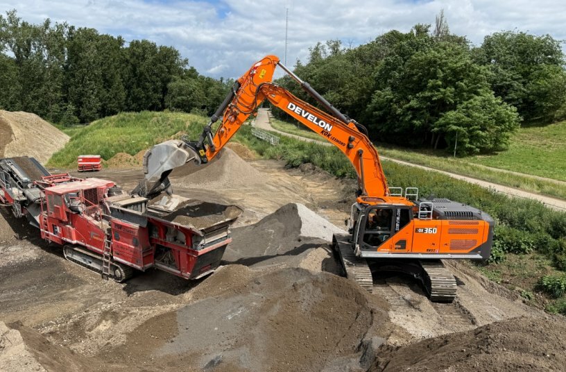 Kok Lexmond Expands Fleet with Delivery of First Develon DX360LC-9 Smart Crawler Excavator