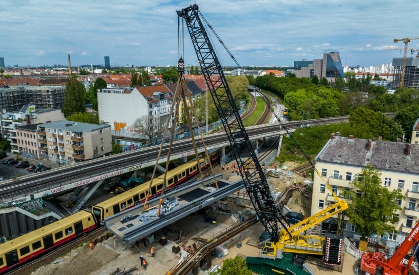 160 tonnes are on the hook of the Liebherr LR 1800-1.0 crawler crane with a 42-metre main boom and 230 tonnes of slewing platform ballast.<br>IMAGE SOURCE: Liebherr-Werk Ehingen GmbH