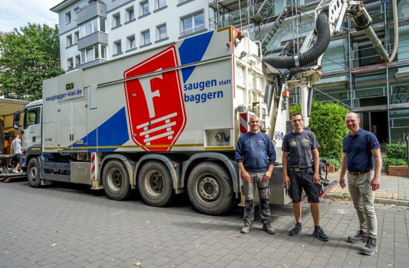 Die Mitarbeiter der Flenker Bau GmbH haben ihren Dino12 in Position gebracht.<br>BILDQUELLE: wyynot GmbH; MTS Saugbagger
