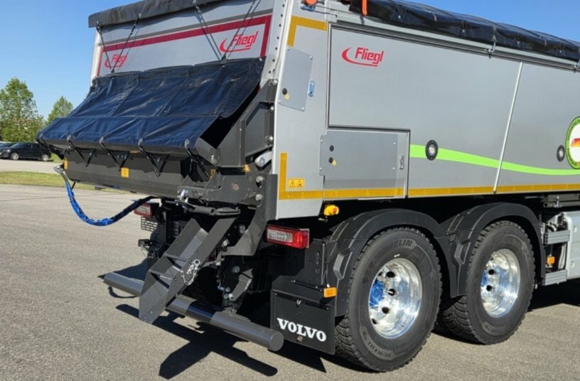 Fliegl Construction and Municipal Technology – Wiesel Compact – swivelling chute – cover tarpaulin<br>IMAGE SOURCE: Fliegl Bau- & Kommunaltechnik GmbH
