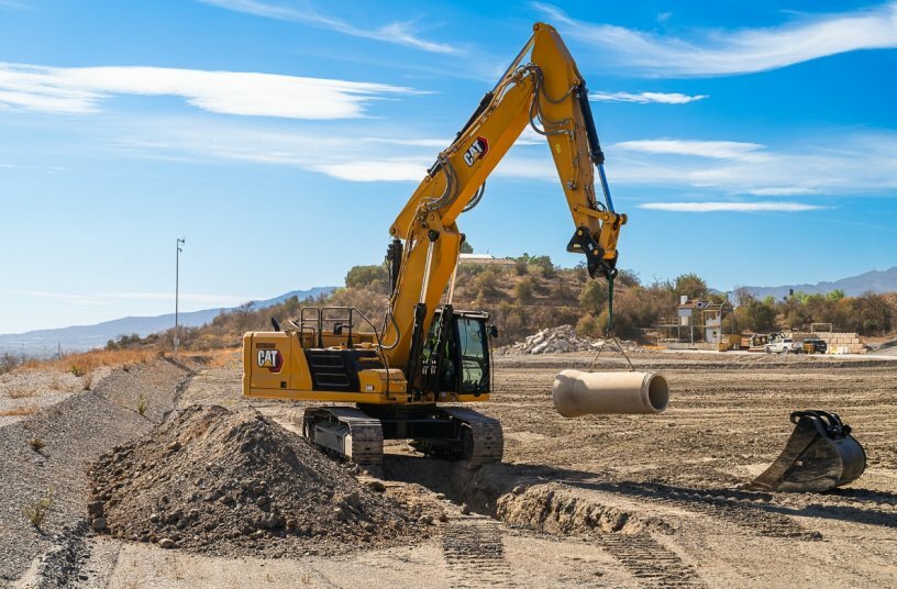 Cat® 340 Excavator with Variable Angle Boom (VAB) option.<br>IMAGE SOURCE: Caterpillar