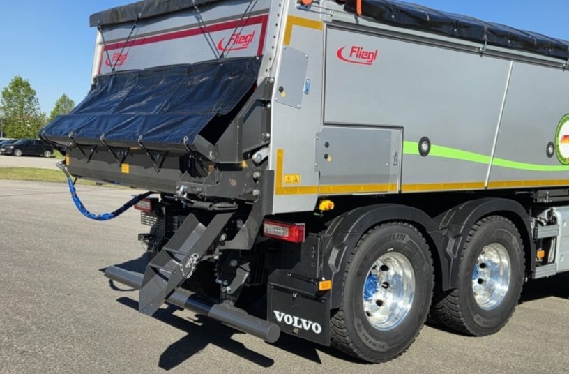 Fliegl Bau- und Kommunaltechnik – Wiesel Compact schwenkbare Rutsche Abdeckplane<br>BILDQUELLE: Fliegl Bau- & Kommunaltechnik GmbH