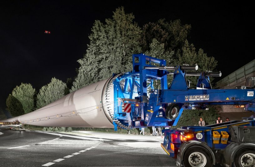 Tight roundabout, large radius: the SCHEUERLE RBTS also masters negotiating demanding inner-town and city routes at night with the highest precision.<br>IMAGE SOURCE: TII Group