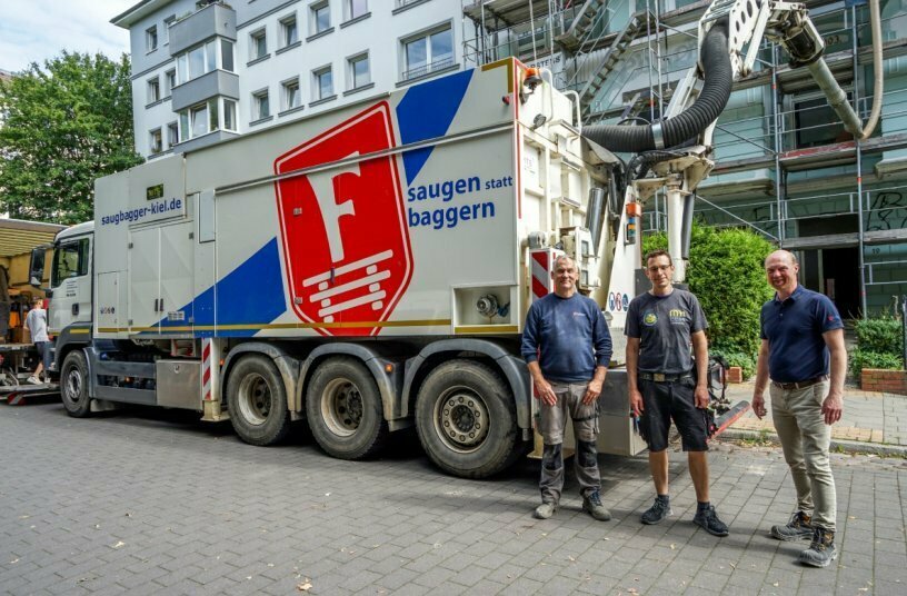 The employees of Flenker Bau GmbH have put their Dino12 into position.<br>IMAGE SOURCE: wyynot GmbH; MTS Saugbagger