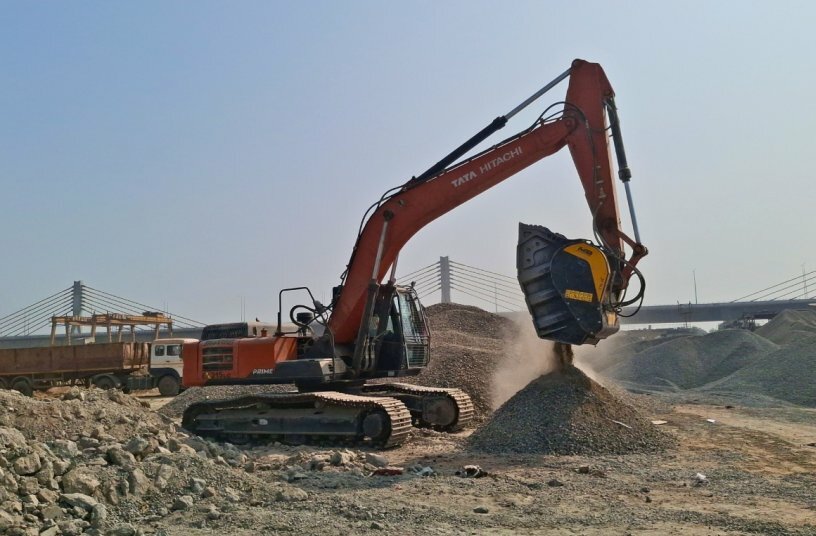 BF90.3 - TATA Hitachi EX215 - India - Quarry - Concrete debris<br>IMAGE SOURCE: MB Crusher