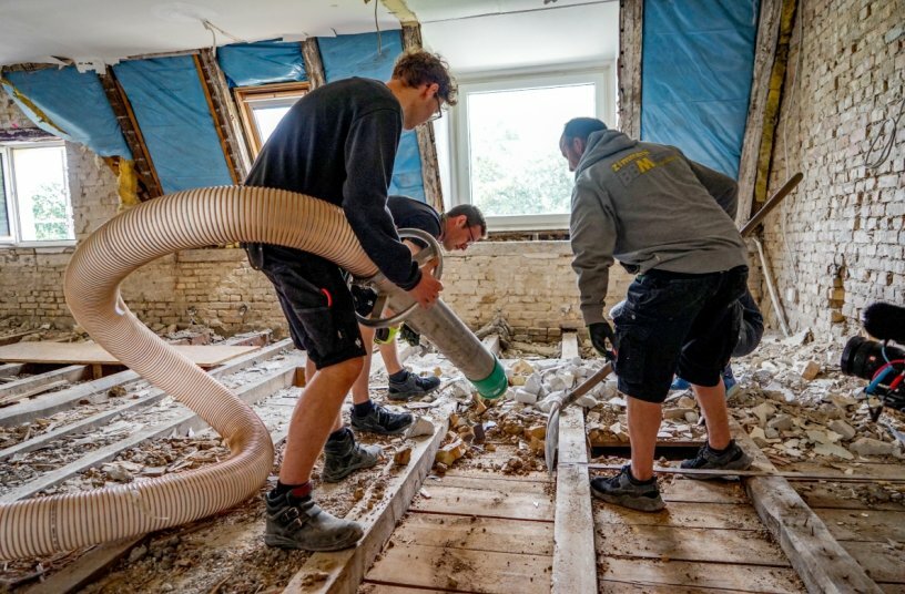 Das Gemisch aus Lehm und Ziegeln wird über den Saugschlauch des Dino12 aufgenommen und direkt in den Behälter des Saugbaggers gesaugt.<br>BILDQUELLE: wyynot GmbH; MTS Saugbagger