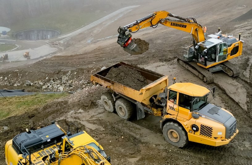 Der autonome 24-Tonnen-Bagger ALICE belädt autonom einen Muldenkipper im Kontext der Sanierung einer Deponie.<br>BILDQUELLE: Fraunhofer IOSB