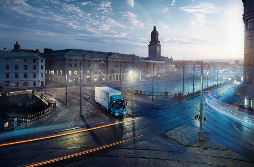 Volvo FL Electric city night<br>IMAGE SOURCE: Volvo Trucks