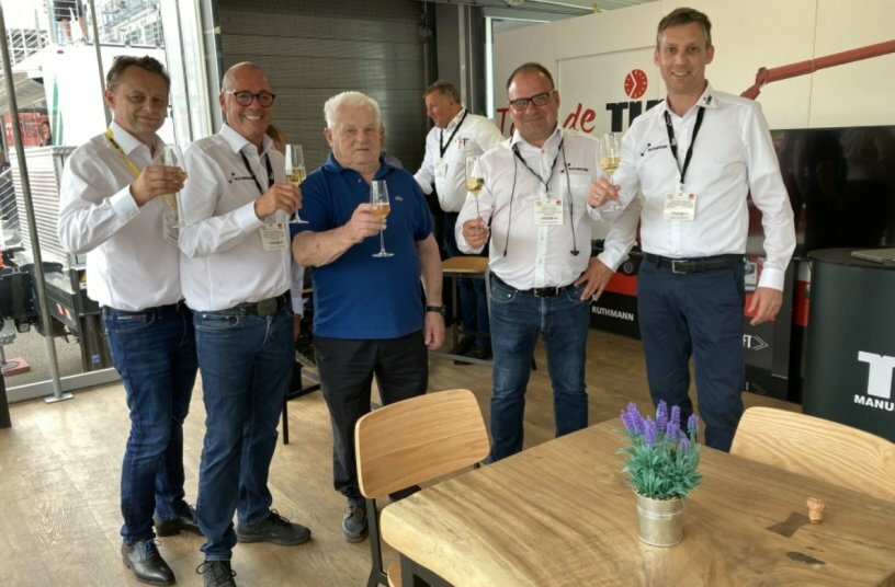 The new STEIGER® T 1000 HF was toasted with JOLY champagne. f.l.t.r.: Charles Goffin (Managing Director, France Elévateur), Stefan Linnemann (Head of Sales & Marketing, Ruthmann), Marcel Joly (Founder and Owner, JOLY Location), Remy Doyen (Regional Sales Manager, France Elévateur), Uwe Strotmann (Managing Director, Ruthmann)<br>IMAGE SOURCE: RUTHMANN Holdings GmbH