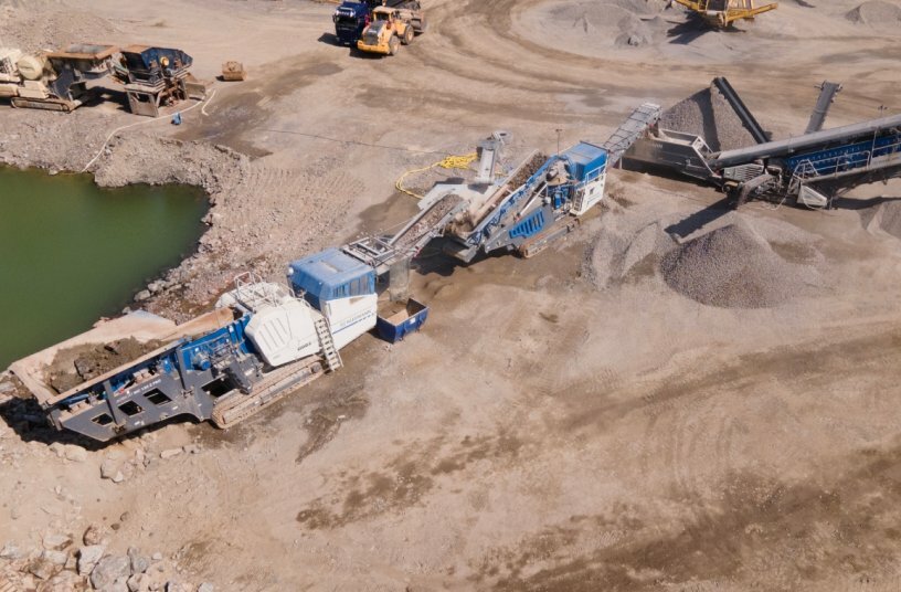 The material flow: The Kleemann jaw crusher pre-crushes the material, the cone crusher shapes it, and the screening plant classifies it into two final products and separates out the oversize grain.<br>IMAGE SOURCE: WIRTGEN GROUP