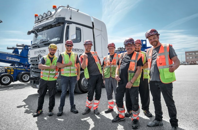 Strong team, strong technology: satisfied faces after the successful completion of the first transports with the SCHEUERLE RBTS.<br>IMAGE SOURCE: TII Group
