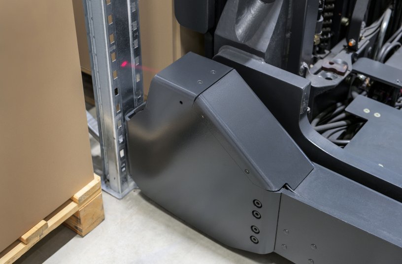 The Rack Protection Sensor for reach trucks from Linde Material Handling supports the fast yet safe maneuvering of goods as an “additional eye at ground level”. <br> Image source: Linde Material Handling GmbH